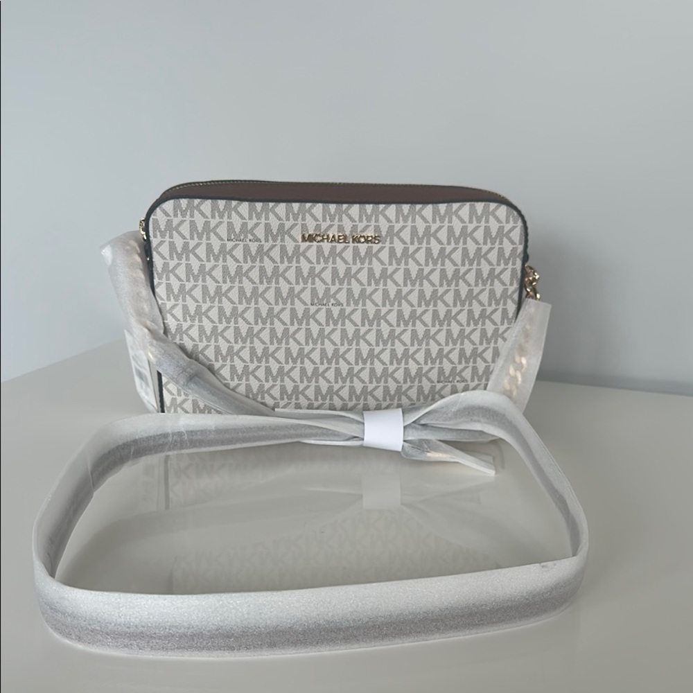 NWT - Michael Kors Jet Set Logo Crossbody Large East West Bag (Vanilla)